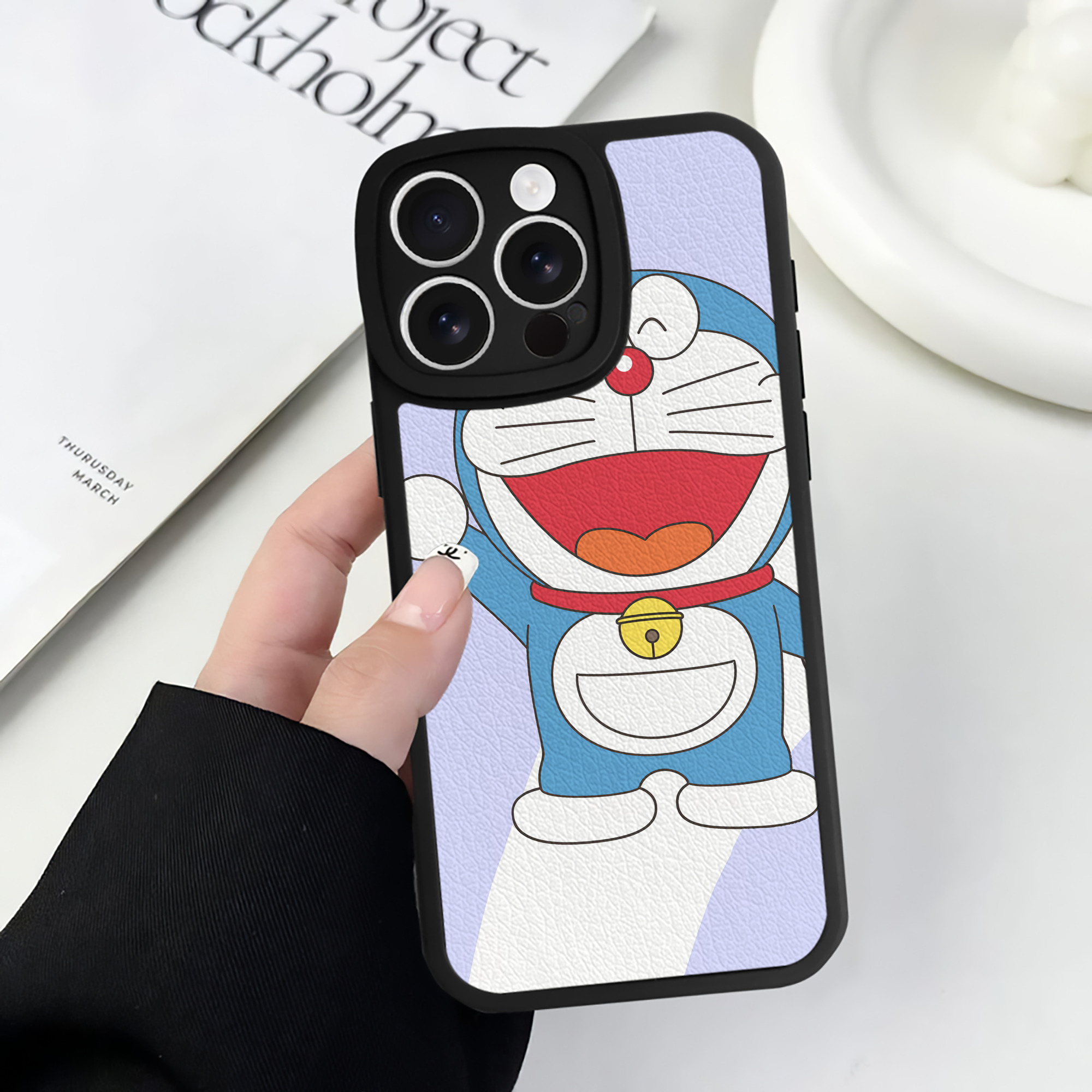 （画像用） ドラえもん Doraemon 【iPhone 16シリーズ対応】シリコンスマホケース（レザー調） 材質：シリコン